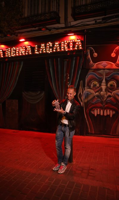 Pablo Corner, mago en Madrid, en la puerta de la Reina Lagarta