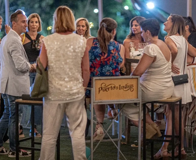 pablo corner haciendo magia de cerca en un cóctel