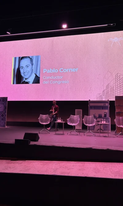 Pablo Corner haciendo de presentador de eventos